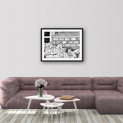 Sala com sofá rosa, mesas brancas e quadro em preto e branco na parede