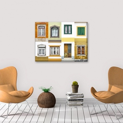 Sala de estar com duas poltronas castanhas e tela decorativa com portas e janelas