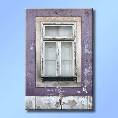 Janela antiga branca em parede roxa desgastada
