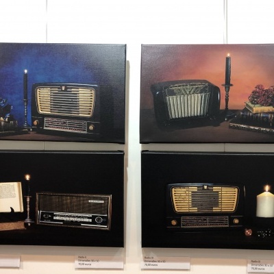quatro quadros decorativos com rádios antigos e velas