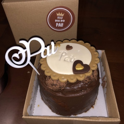 Bolo de chocolate decorado para o Dia do Pai numa caixa de cartão