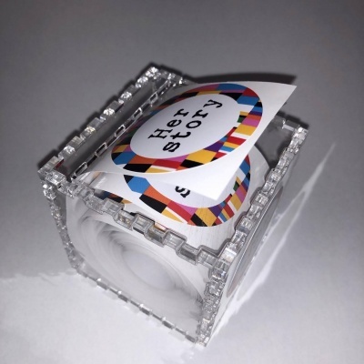 Porta-cartões de acrílico transparente com cartões coloridos 'Her story'