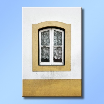 Quadro decorativo de janela branca com cortinas de renda em moldura amarela