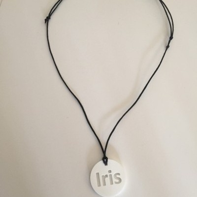 Colar com pendente redondo branco escrito Iris e cordão preto