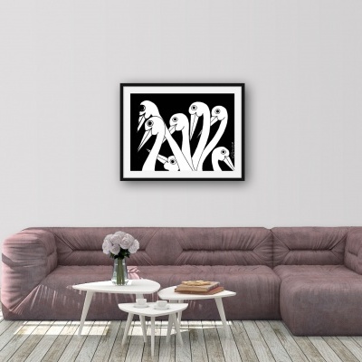 Sofá rosa com mesas de centro brancas e quadro preto e branco na parede