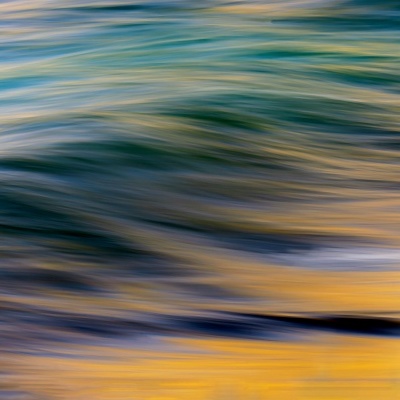 Padrão abstrato de linhas onduladas em tons azuis, verdes e amarelos