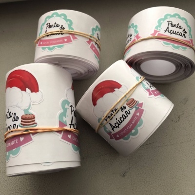 Rolos de etiquetas adesivas com design festivo e texto Ponta de Açúcar