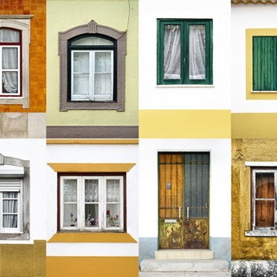 Conjunto de oito janelas e uma porta coloridas em paredes variadas