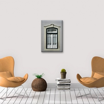 Duas poltronas caramelas modernas, mesinha de vime com planta, pilha de livros com planta, quadro de janela antiga na parede branca