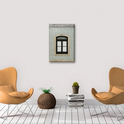 Sala com dois cadeirões castanho claro, plantas em vasos e quadro de janela na parede