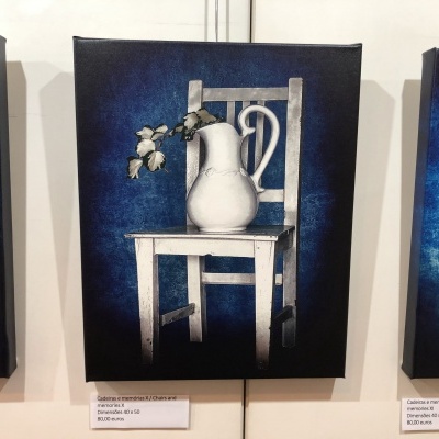 Quadro decorativo com cadeira branca e jarro com flores sobre a cadeira em fundo azul escuro