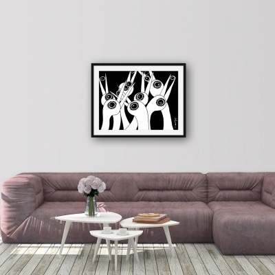 Sofá rosa antigo com mesas de centro e quadro decorativo