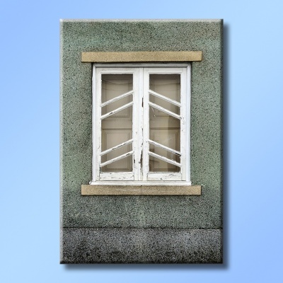 Janela dupla branca em parede verde-azulada texturizada