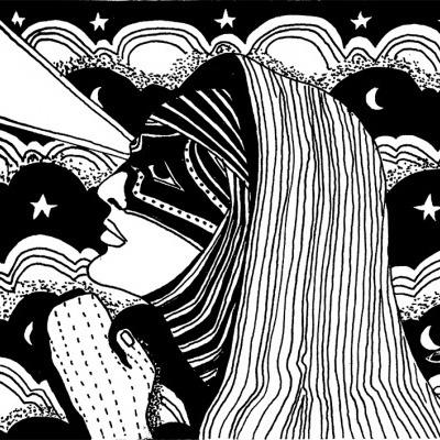 Ilustração a preto e branco de rosto feminino com máscara e feixe de luz na testa sobre fundo de nuvens, estrelas e luas.