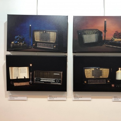 Quadros com imagens de rádios antigos e velas em fundo escuro