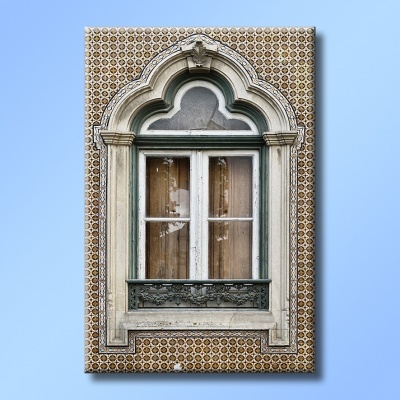 Janela antiga com moldura decorativa e azulejos marrons com padrão circular