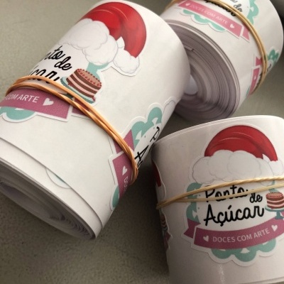 Rolos de etiquetas de papel coloridas com design de chapéu de Pai Natal e cupcake