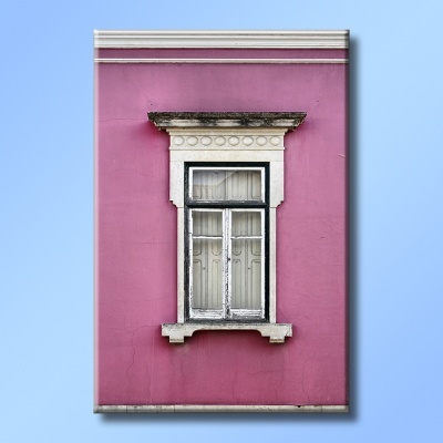 Janela branca em parede rosa com molduras decorativas brancas