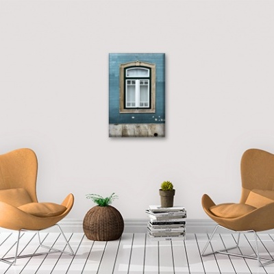 Duas cadeiras castanhas e decoração com plantas numa sala minimalista