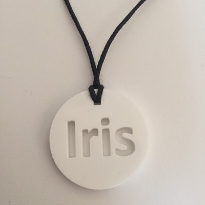 Colar com pendente branco e cordão preto com a palavra 'Iris'