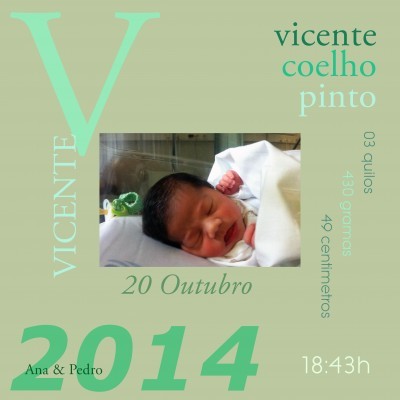 Convite de nascimento com fotografia de bebé recém-nascido e informações do nascimento em verde e bege