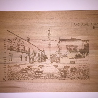 Tábua de madeira com gravura de praça portuguesa e textos PORTUGAL ICONS e Sandalicons