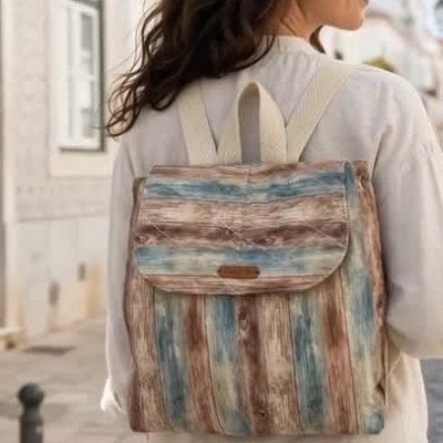 Mulher com mochila riscada castanho e azul em zona exterior