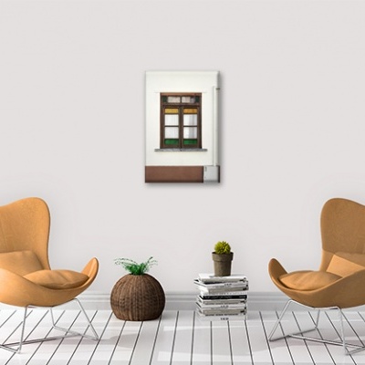 Sala minimalista com cadeiras laranja, vasos e fotografia de janela na parede.