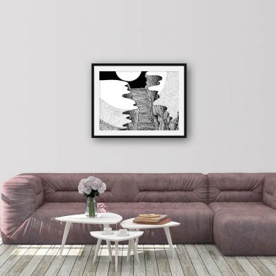 Sala de estar com sofá rosa, mesas brancas e quadro abstrato preto e branco