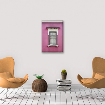 Sala moderna com duas cadeiras castanhas, cesto, pilha de livros e quadro com janela