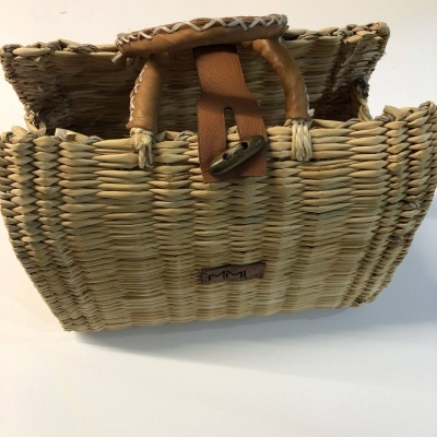 Mala de mão de palha trançada com alças em couro castanho e fecho de madeira