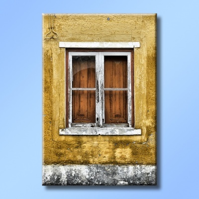 Janela de madeira velha numa parede amarela desgastada