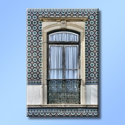 Janela decorativa com azulejos e sacada em ferro