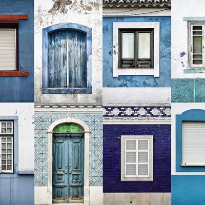 Conjunto de janelas e portas em paredes com molduras azuis e azulejos decorativos