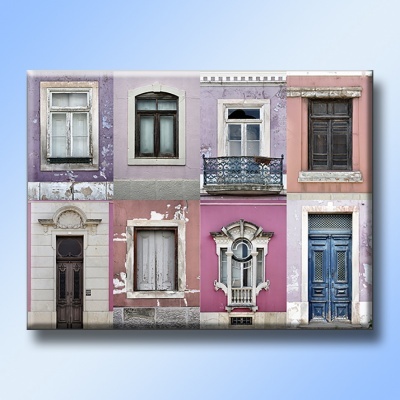 Painel decorativo com várias janelas e portas antigas em tons de roxo e rosa