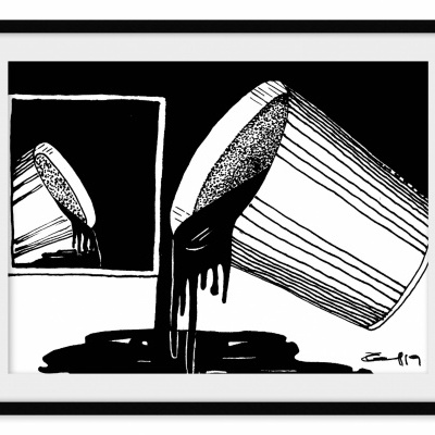 Desenho a preto e branco de caneca a derramar líquido com espelho ao fundo.