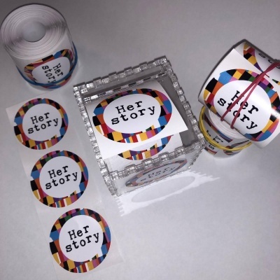 Etiquetas redondas coloridas com texto 'Her story' em fundo branco