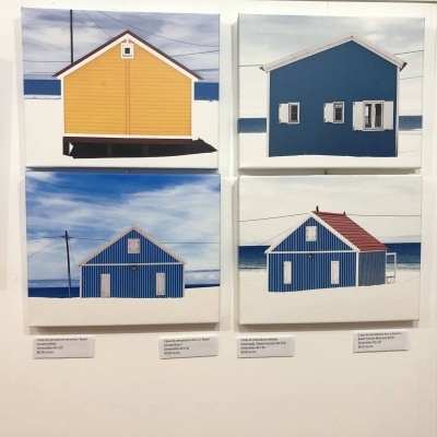 Quadros decorativos com imagens de casas de praia coloridas e etiquetas com texto em português