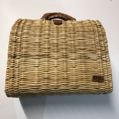 Mala trançada em palha natural com alça e fecho em pele castanha