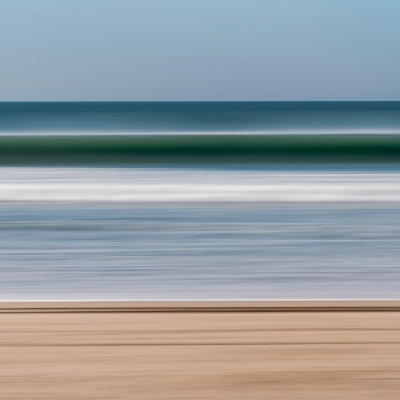 Praia com efeito de movimento horizontal e cores azul e areia
