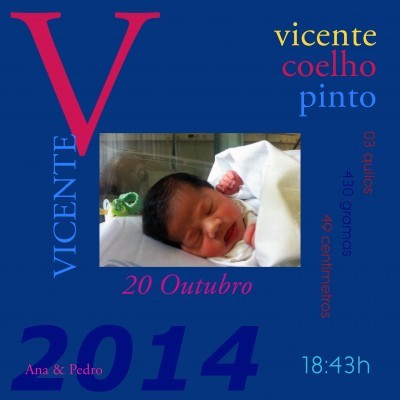 Cartão de nascimento com foto de bebé e texto colorido sobre fundo azul