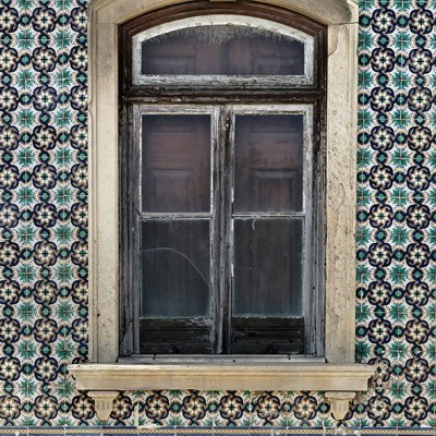 Janela antiga de madeira com azulejos portugueses coloridos na parede