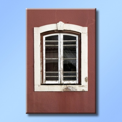 Janela antiga com caixilho branco e vidro dividido, parede castanha rugosa