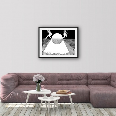 Quadro decorativo preto branco na parede atrás de sofá castanho e mesas de centro brancas com decoração.