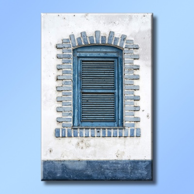 Janela azul com persiana fechada numa parede branca texturizada