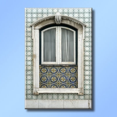 Janela de madeira branca moldurada em pedra com azulejos coloridos e detalhes em azulejos padrão verde e branco