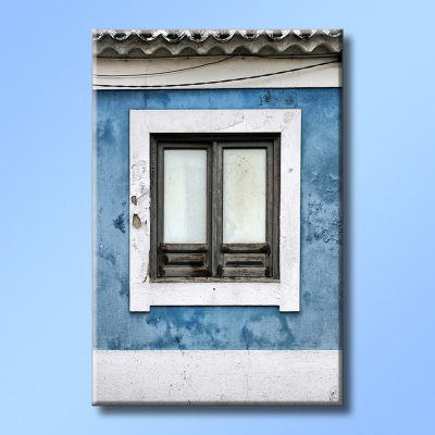 Janela de madeira escura em parede azul com moldura branca