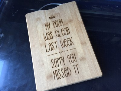 Tábuas de madeira com gravação a laser em superfície preta