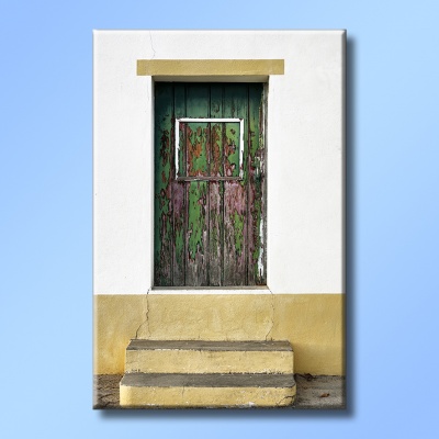 Tela com imagem de porta antiga verde em parede branca e amarela com degraus