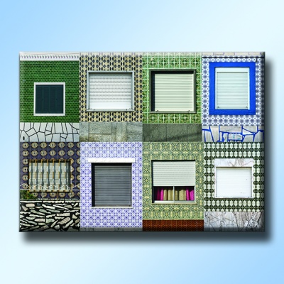 Parede com nove janelas quadradas decoradas com diferentes azulejos coloridos e texturas variadas.